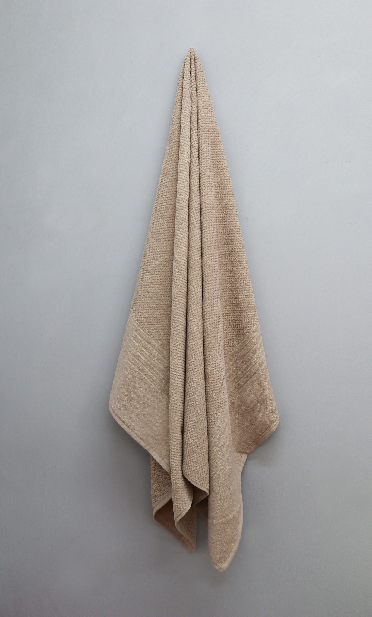 TOALLA DE BAÑO MODELO HB - BEIGE